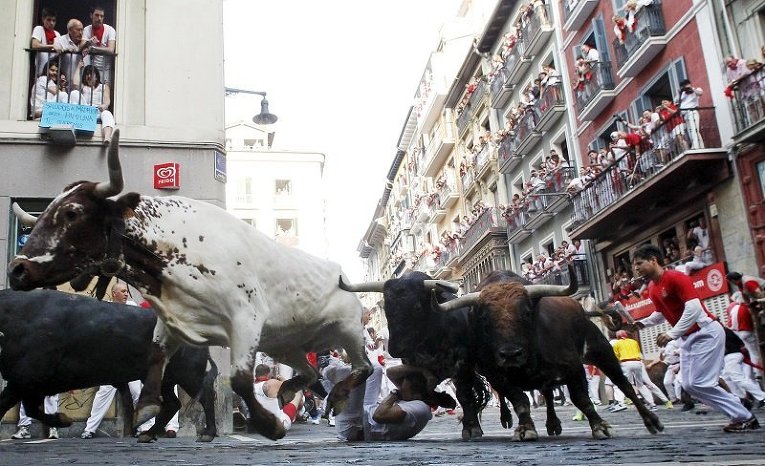 Забег с быками во время фестиваля Сан-Фермин в Испании