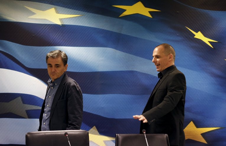 Бывший министр Финансов Греции Яннис Варуфакис (справа)  и новый глава минфина Эвклид Цакалотос