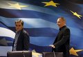 Бывший министр Финансов Греции Яннис Варуфакис (справа)  и новый глава минфина Эвклид Цакалотос