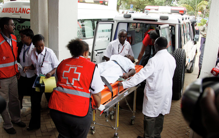 Медики оказывают помощь пострадавшему от теракта в Кении