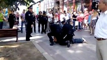 Полиция производит задержание на Крещатике. Видео