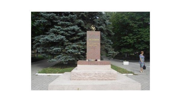 Памятник Ленину, снесенный в поселке Володарское под Мариуполем