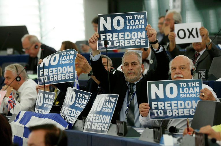 Члены Европейского парламента держат плакаты Нет - Свободе Греции