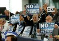 Члены Европейского парламента держат плакаты Нет - Свободе Греции