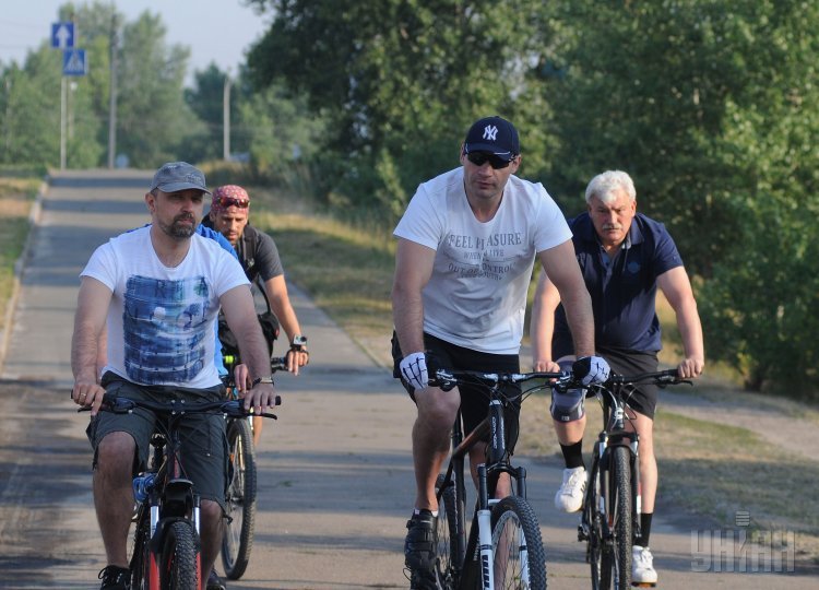 Мэр Киева Виталий Кличко проинспектировал велодорожку на Троещине
