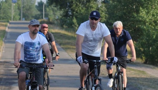 Мэр Киева Виталий Кличко проинспектировал велодорожку на Троещине