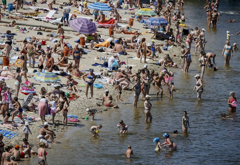 киевляне и гости столицы спасаются от жары на пляжах Днепра