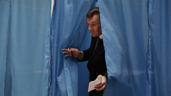 Виктор Янукович голосует на выборах в Верховную Раду на одном из избирательных участков в Киеве.