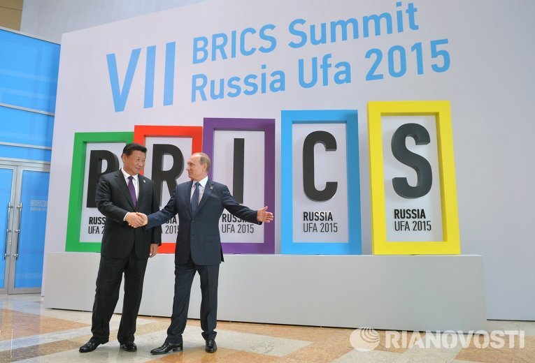Президент Российской Федерации Владимир Путин (справа) и Председатель Китайской Народной Республики Си Цзиньпин на церемонии приветствия лидеров БРИКС в Уфе
