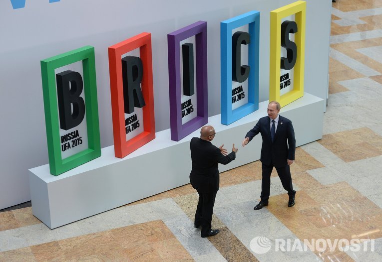 Президент Российской Федерации Владимир Путин (справа) и Президент Южно-Африканской Республики Джейкоб Зума на церемонии приветствия лидеров БРИКС