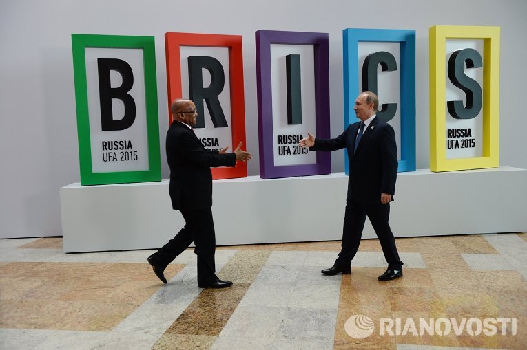 Президент Российской Федерации Владимир Путин (справа) и Президент Южно-Африканской Республики Джейкоб Зума на церемонии приветствия лидеров БРИКС