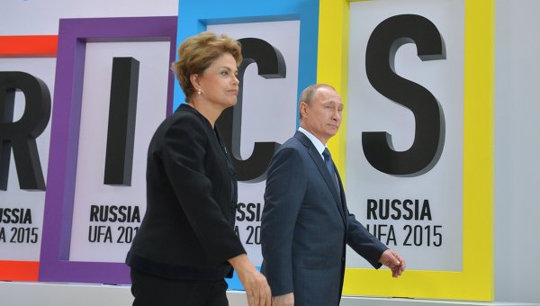 Президент Российской Федерации Владимир Путин и Президент Федеративной Республики Бразилия Дилма Роуссефф на церемонии приветствия лидеров БРИКС в Уфе