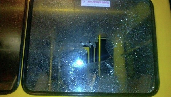 Разбитое стекло во львовской маршрутке в результате обстрела
