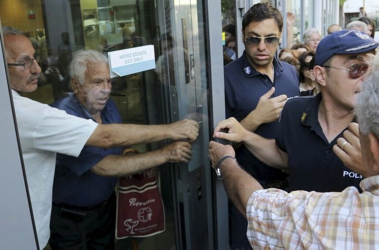 Очередь пенсионеров в Национальный банк Греции