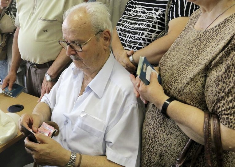 Пенсионер в очереди в Национальный банк Греции
