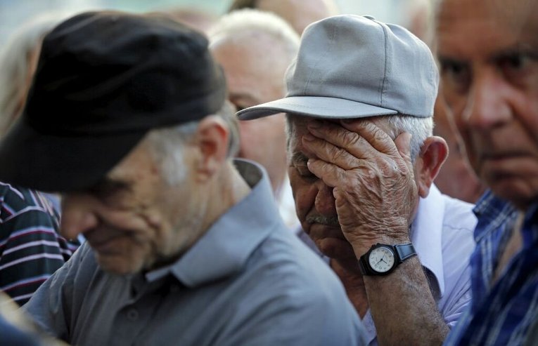 Очередь пенсионеров в Национальный банк Греции