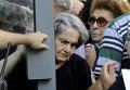 Пенсионерка в очереди в Национальный банк Греции