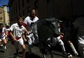 Третий день фестиваля Сан-Фермин в Испании. Утром тысячи зрителей собрались в Памплоне, чтобы посмотреть на забег с быками. 10 быков пробежали историческим центром города за 2 минуты и 27 секунд