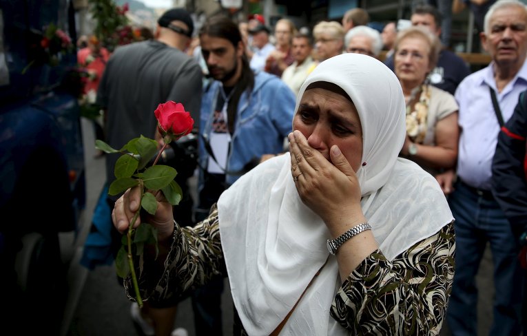 Женщина скорбит о геноциде в Сребренице, случившегося во времена войны в Югославии 1991—1995 годов