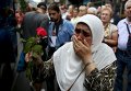 Женщина скорбит о геноциде в Сребренице, случившегося во времена войны в Югославии 1991—1995 годов