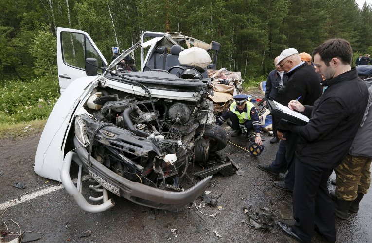 Одиннадцать человек погибли, четверо госпитализированы в результате столкновения рейсового автобуса и микроавтобуса на юге Красноярского края России