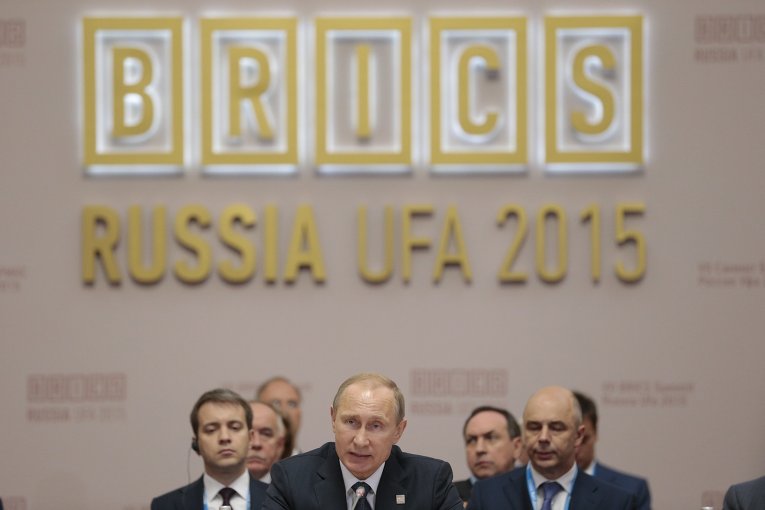 Президент РФ Владимир Путин на саммите БРИКС. БРИКС — группа из пяти стран: Бразилия, Россия, Индия, Китай, Южно-Африканская Республика. Первый саммит организации состоялся в 2009 году в Екатеринбурге.