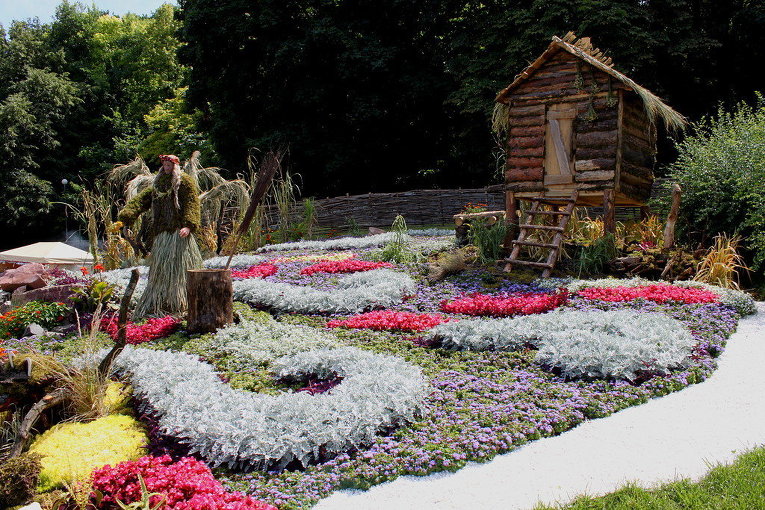 Фестиваль ленд-арта на Певческом поле в Киеве