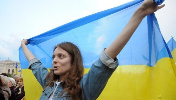 Девушка с флагом Украины