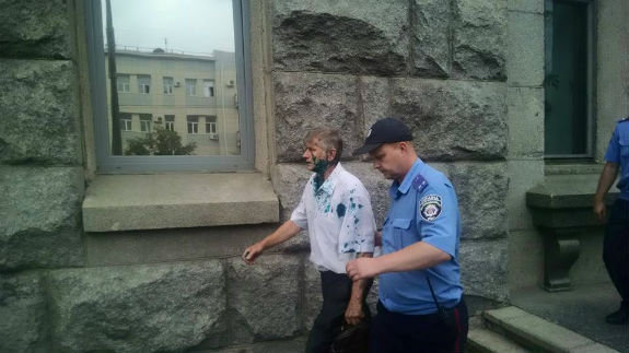В Харькове зеленкой облили депутата, который был против признания России страной агрессором