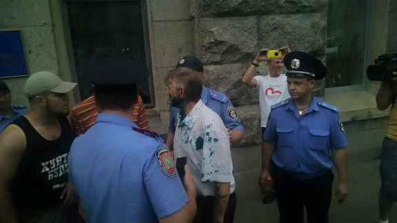 В Харькове зеленкой облили депутата, который был против признания России страной агрессором
