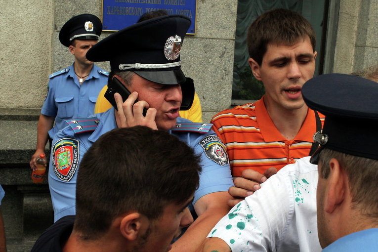Милиция пытается отеснить от депутата-коммуниста активистов, которые облили его зеленкой