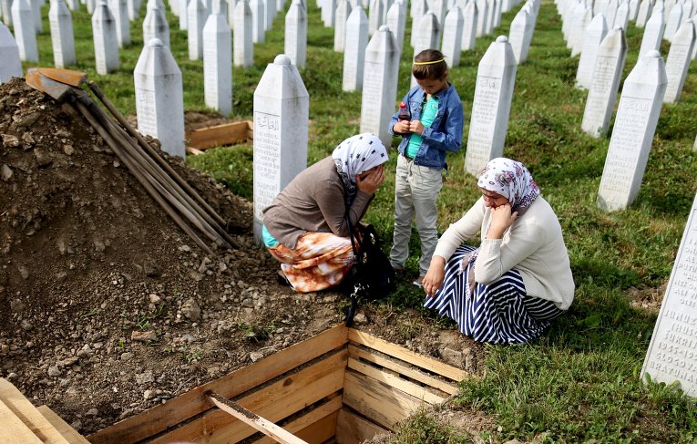 Женщины скорбят о своих родственниках, погибших при резне в Сребренице