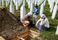Женщины скорбят о своих родственниках, погибших при резне в Сребренице