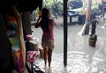 Филиппинский подросток принимает импровизированную ванну.