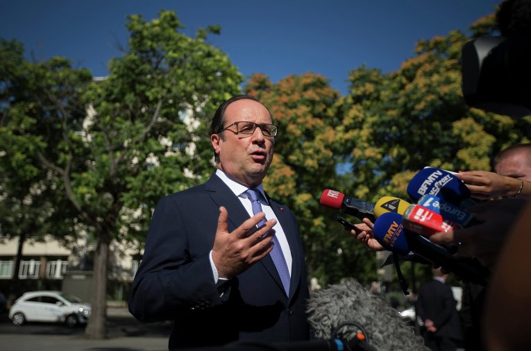 Президент Франции Франсуа Олланд общается с журналистами на тему греческого кризиса.