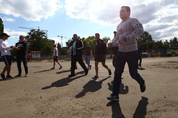 100 владельцев МАФов выломали ворота и проникли на территорию штрафстоянки в Киеве