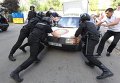 100 владельцев МАФов выломали ворота и проникли на территорию штрафстоянки в Киеве