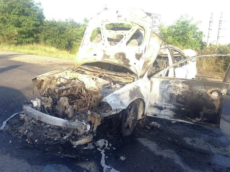 Уничтоженные машины на месте столкновения Правого сектора и милиции Мукачево