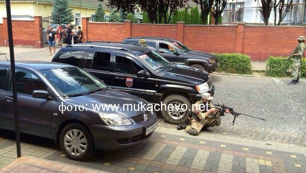 Бойцы Правого сектора блокируют спорткомплекс в Мукачево во время конфликта 11 июля 2015 г.