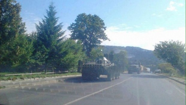 Военная техника движется в Мукачево по трассе Стрый - Скопье