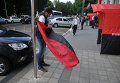 Активисты Правого сектора во Львове сняли флаг ЕС возле обладминистрации и подняли свой, красно-черный
