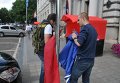 Активисты Правого сектора во Львове сняли флаг ЕС возле обладминистрации и подняли свой, красно-черный