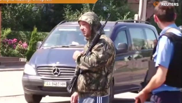 Мужчина с оружием на мобильном посту в Мукачево