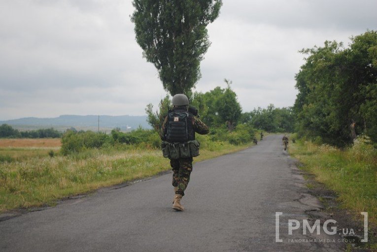 Силовики в селе Бобовище на Закарпатье во время спецоперации по поимке бойцов Правого сектора