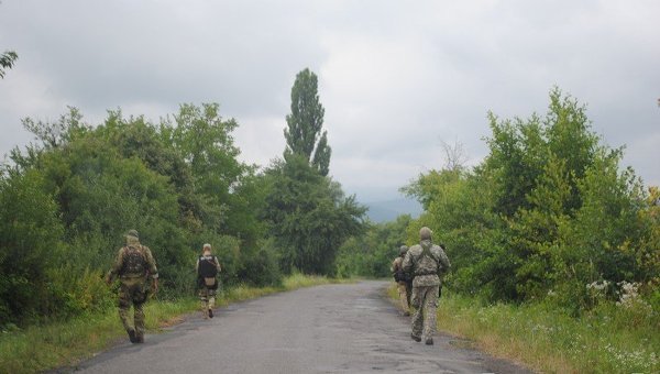 Силовики в селе Бобовище на Закарпатье во время спецоперации по поимке бойцов Правого сектора