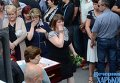 Прощание с расстрелянными инкассаторами и водителем Укрпочты во дворе Харьковского почтамта