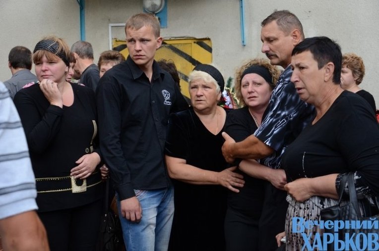 Прощание с расстрелянными инкассаторами и водителем Укрпочты во дворе Харьковского почтамта