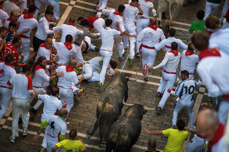 Фестиваль Сан-Фермин в Испании, забег с быками.