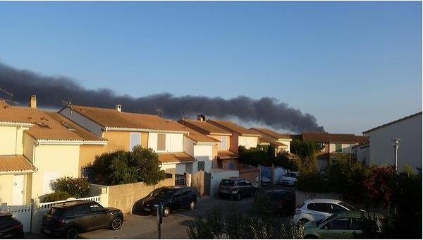 Столб дыма над предприятием LyondellBassel, расположенном неподалеку от аэропорта Марселя (Франция)