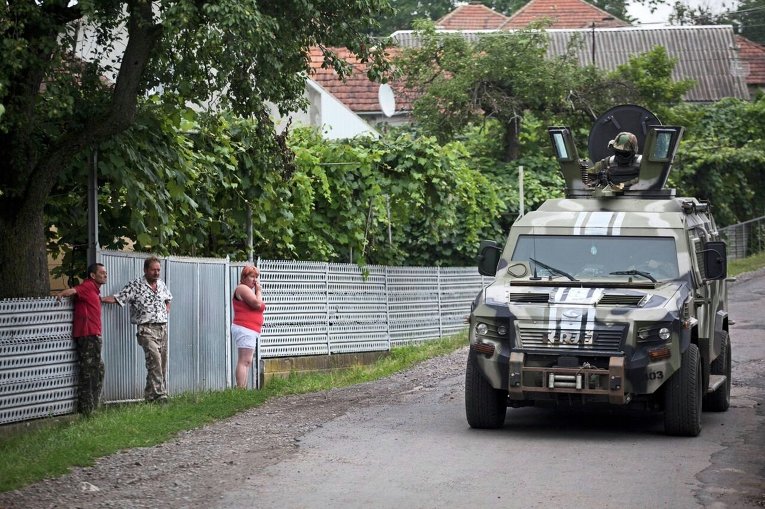 Военная техника силовиков в селе Бобовище в окрестностях Мукачево Закарпатской области